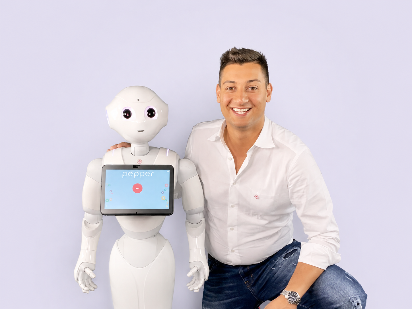 Nicholas Durante insieme al robot Pepper all’inizio del progetto